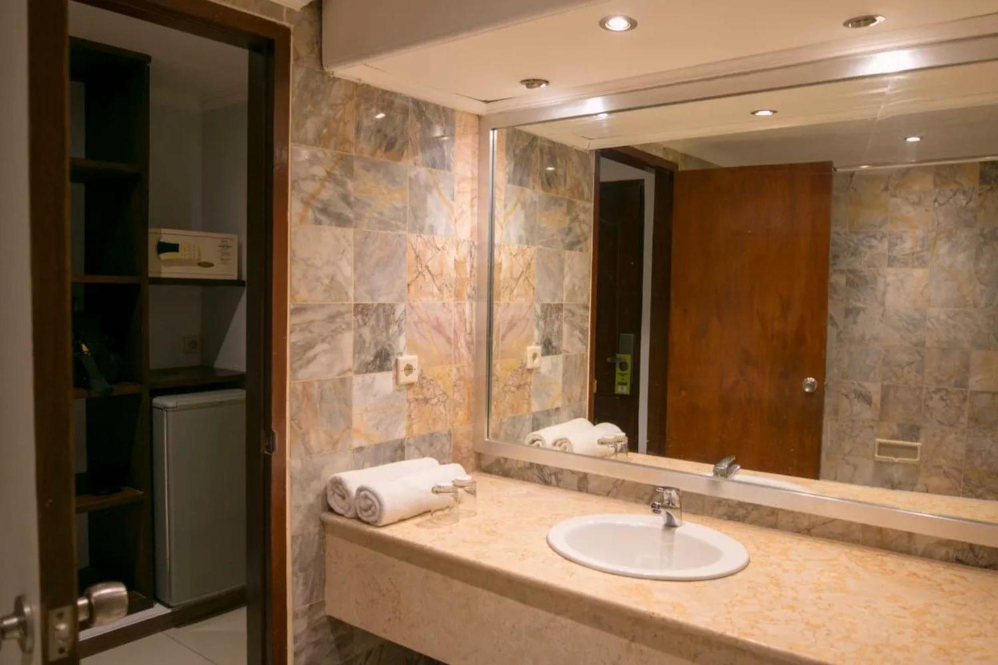 Kuta Suci Guesthouse מראה חיצוני תמונה